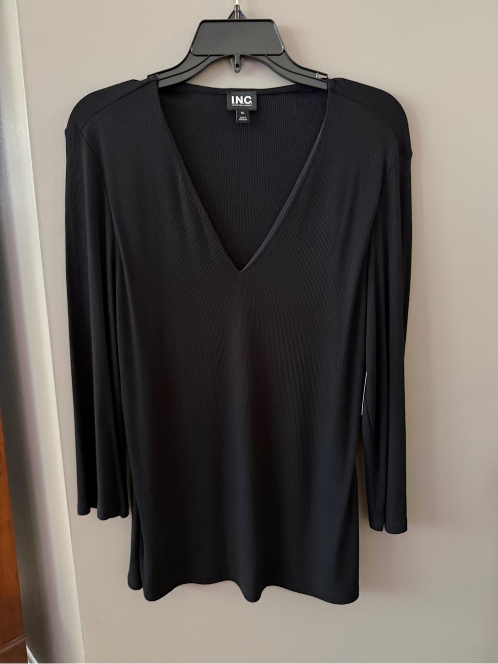 NWT. INC International Concepts Black V-Neck Long Sleeve Tee - Ribbed. XL